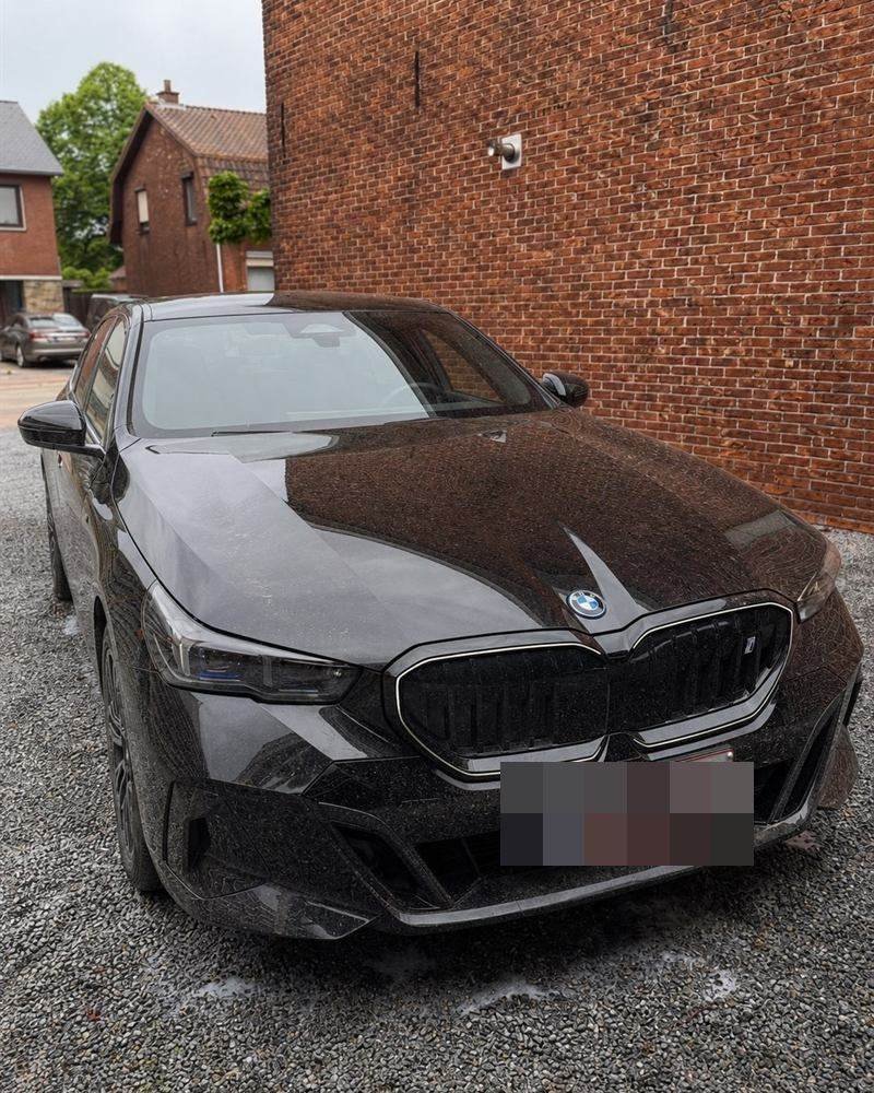 Zwarte BMW 5-reeks met verzegelde lak na exterieur detailing in Noord-Limburg
