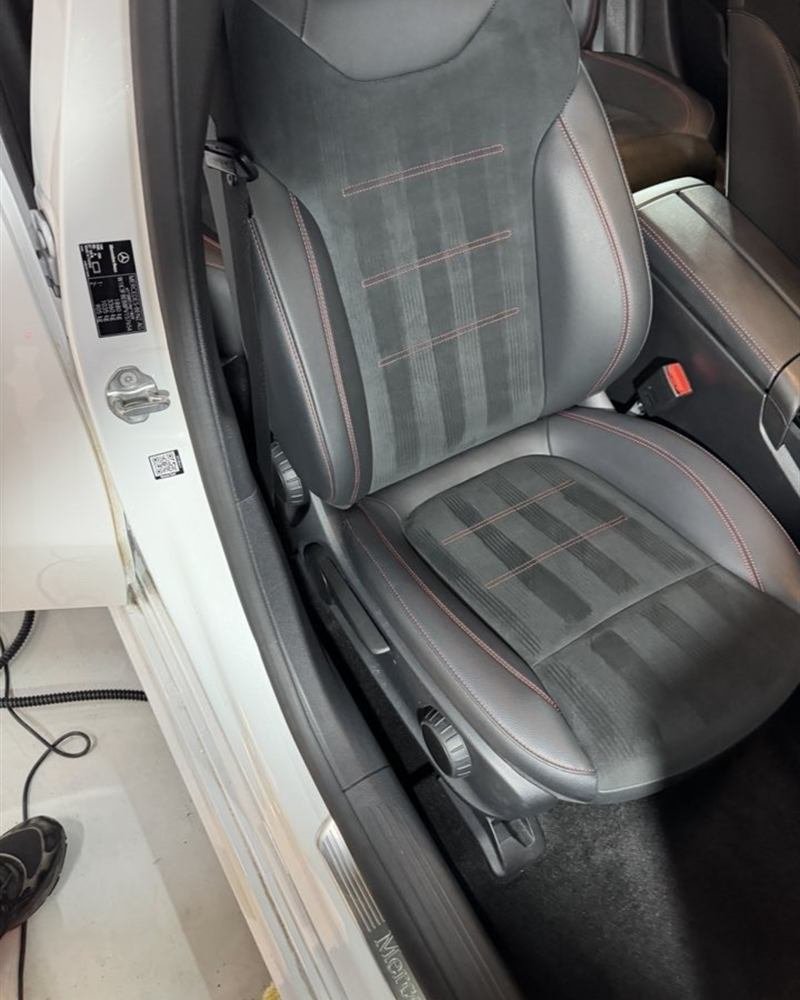 Gereinigde autozetel in alcantara en leder na interieur detailing